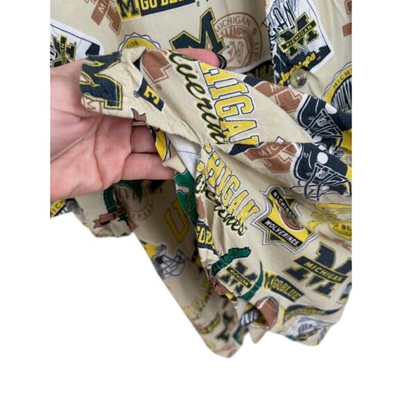 Vintage Lee Sport Hawaiian Shirt Mens 2XL Beige U of M Button Down T-Shirt - Picture 6 of 8